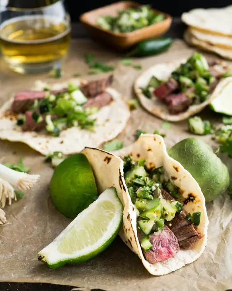 Tacos med carne asada, lime och rödlök