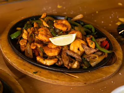 Rykande fajitas i gjutjärnspanna