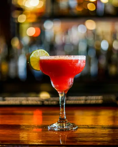 Röd margarita på bardisken