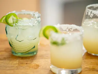 Tre margaritas med saltkant och lime