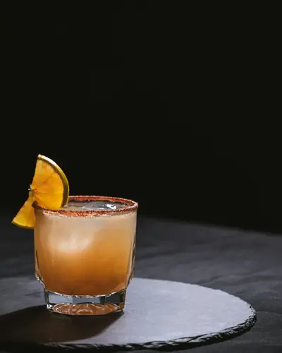 Mezcaldrink med apelsinskiva