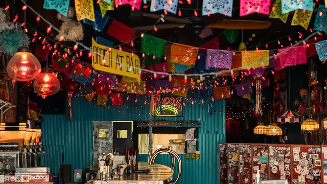 Baren med papel picado och färgglada lampor